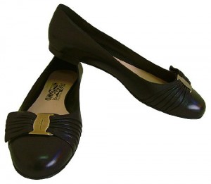 Salvatore Ferragamo Lolie Nero Flats is accentuated by the Ferragamo Signature nameplate